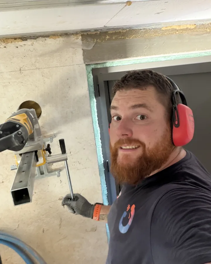 Gaëtan Arnal, fondateur de G'Éclaire, sur un chantier