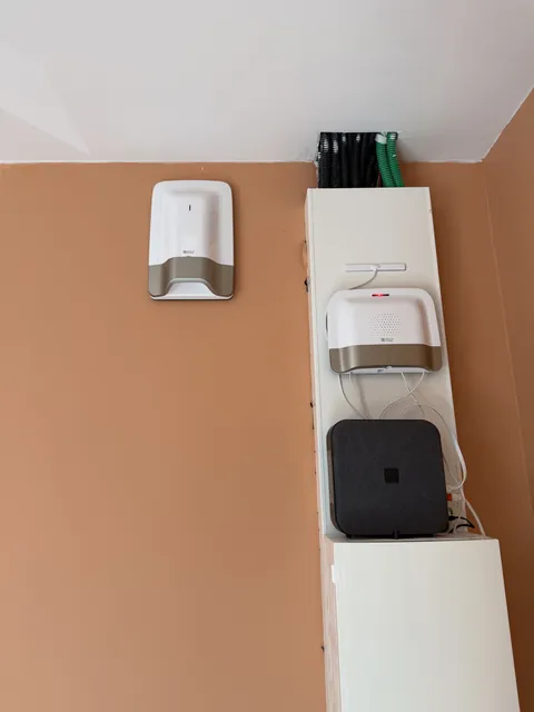 Équipements d'alarme posés au mur