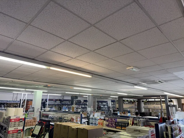 Magasin éclairé par des dalles et réglettes LED