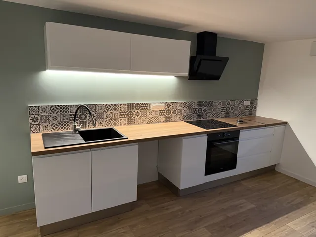 Cuisine avec éclairage LED sous les meubles hauts