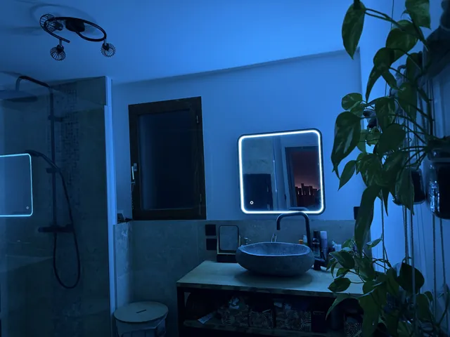 Salle de bains en éclairage d'ambiance bleu