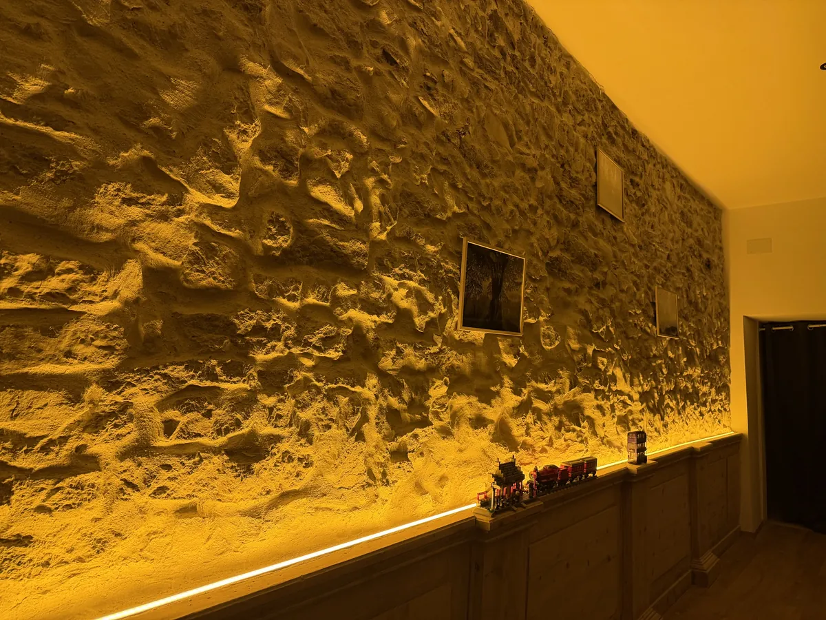 Mur en pierre mis en valeur par un éclairage rasant
