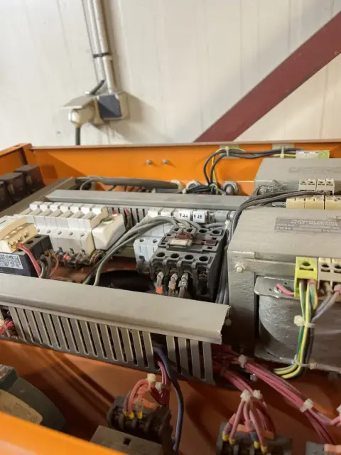 Armoire électrique industrielle en cours de câblage