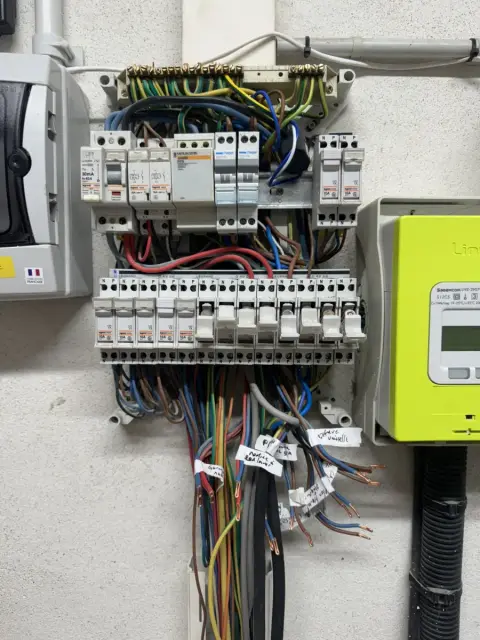 Tableau électrique en cours de rénovation