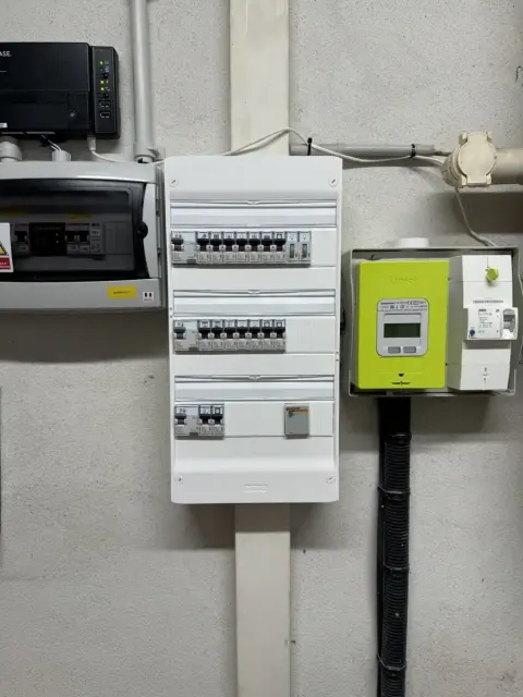 Tableau électrique rénové à côté du compteur Linky
