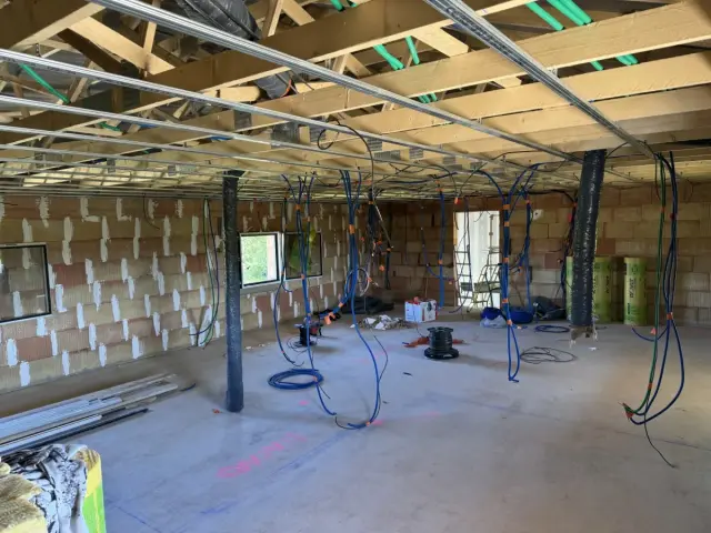 Maison en construction pendant le passage des gaines électriques