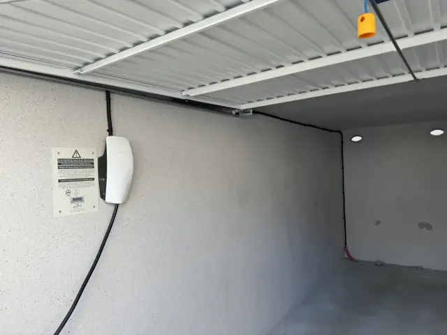 Borne de recharge installée dans un garage