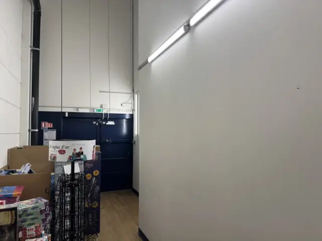 Réglettes LED dans un local commercial