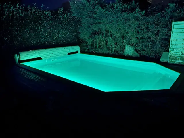 Éclairage de piscine de nuit
